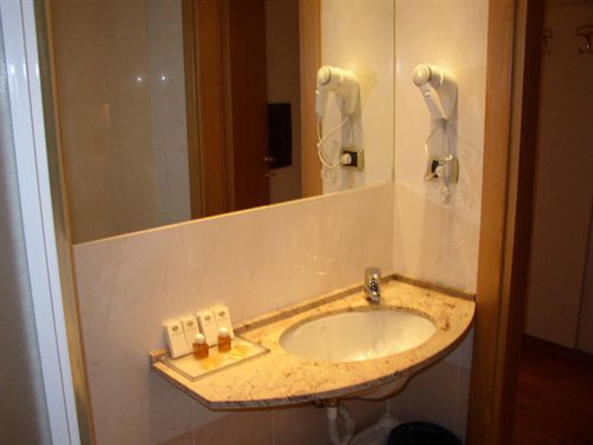 Hotel Terminal Milano Esterno foto