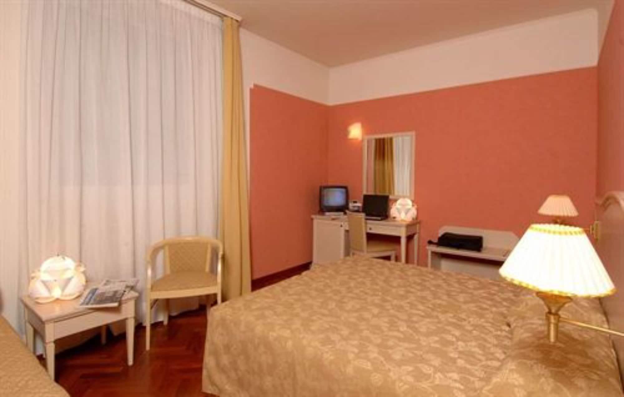 Hotel Terminal Milano Esterno foto