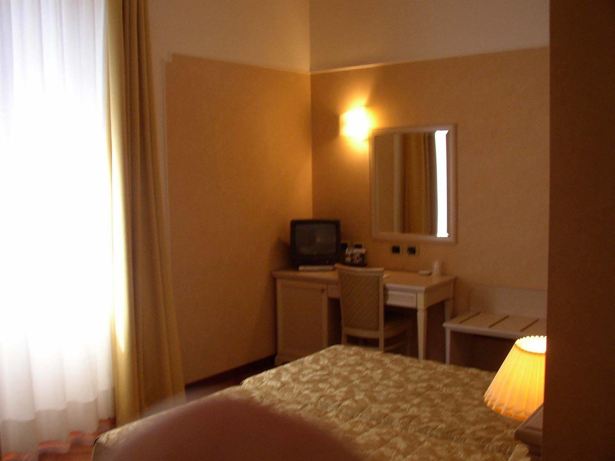 Hotel Terminal Milano Esterno foto