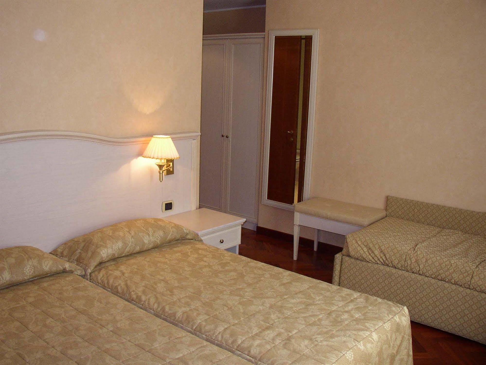 Hotel Terminal Milano Esterno foto